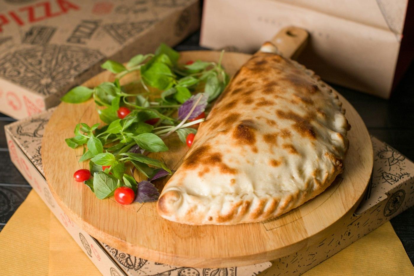 Calzone su tagliere di legno