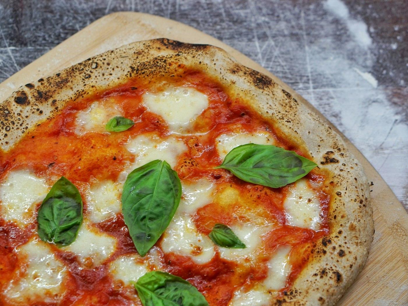 Pizza margherita con basilico
