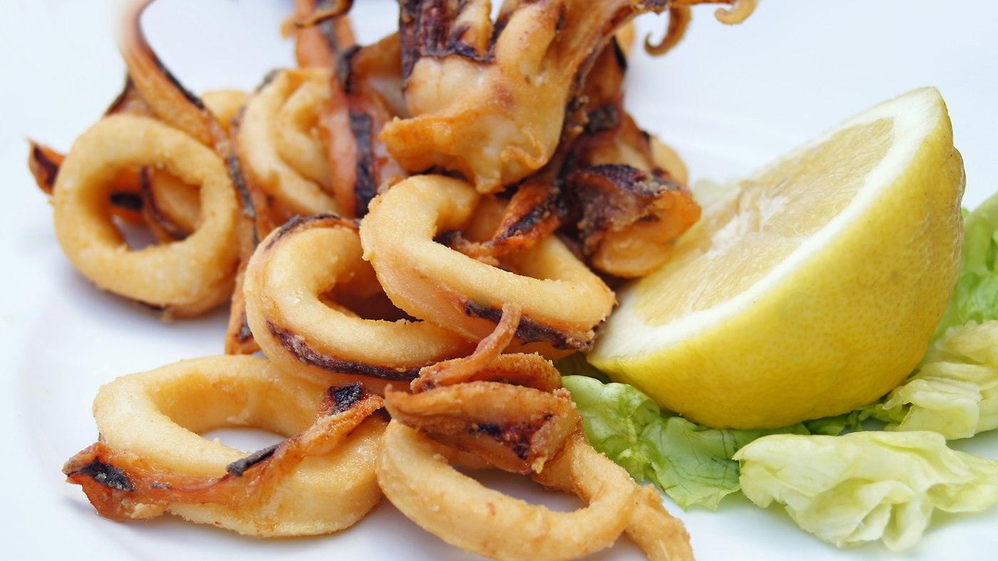Anelli di calamari fritti con limone