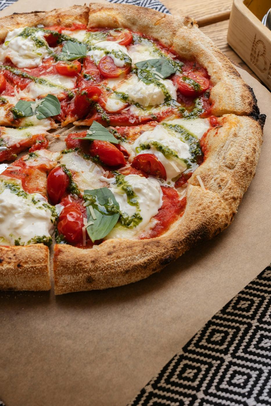 Pizza con mozzarella e pomodorini